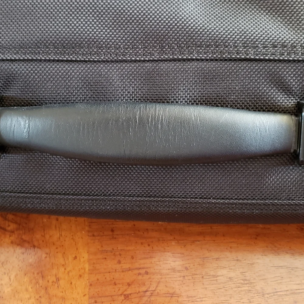 Briggs & Riley Black Trifold Garment Bag 23